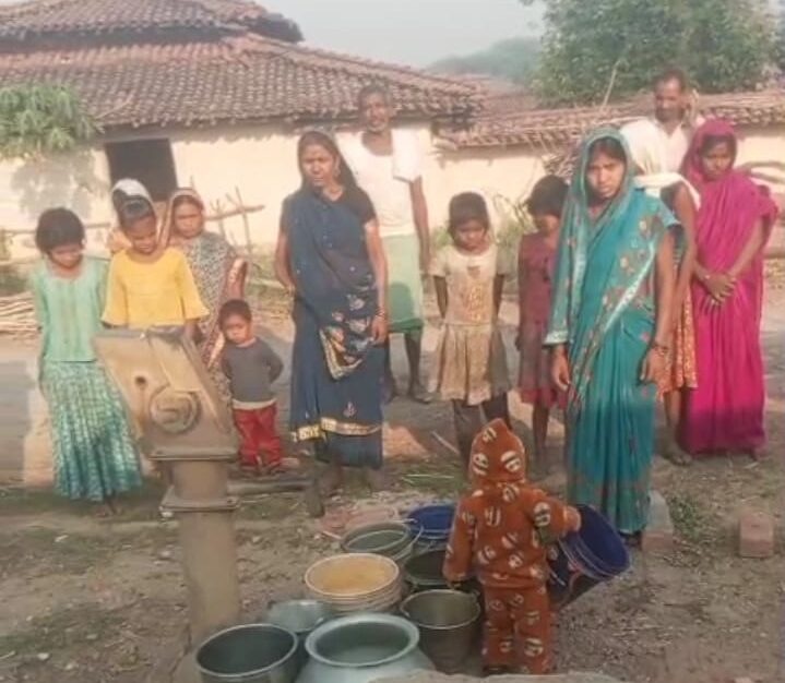 Sonbhadra News : महुली गाँव में पेयजल संकट, खराब हैंडपंप से जूझ रहे ग्रामीण