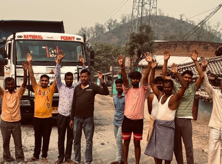 Sonbhadra News : जरहा में सड़क पर राख गिराने से ग्रामीणों का फूटा गुस्सा, सड़क जाम कर किया विरोध प्रदर्शन