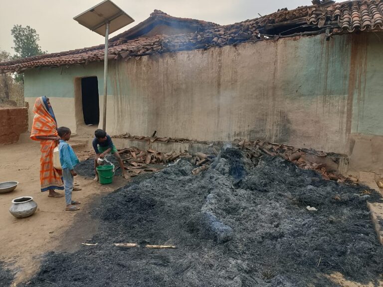 Sonbhadra News : खलिहान में लगी आग से गेहूं की फसल जलकर राख, किसान को भारी नुकसान