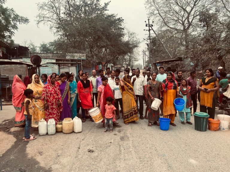 Sonbhadra News : मोटर गैरेज क्षेत्र में पेयजल संकट से जूझ रहे लोग, सड़कों पर उतरे ग्रामीण