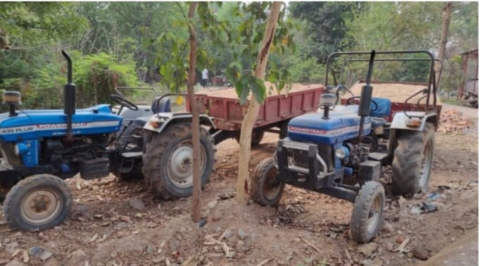 Sonbhadra News : अवैध बालू खनन पर पुलिस की बड़ी कार्रवाई, दो ट्रैक्टरों को पकड़ा