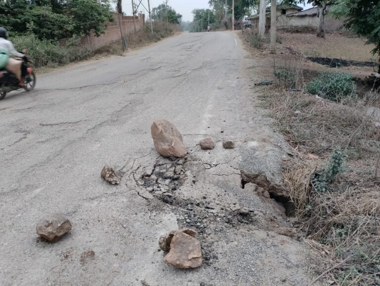 Sonbhadra News : रेणुकूट-बीजपुर मार्ग पर क्षतिग्रस्त पुलिया बनी हादसों का सबब, ग्रामीणों ने तत्काल मरम्मत की उठाई मांग