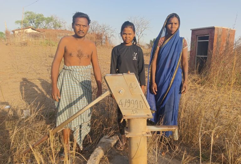 Sonbhadra News : पेयजल संकट से जूझ रहा पनारी ग्राम पंचायत, वर्षों से खराब हैंडपंप बने मुसीबत