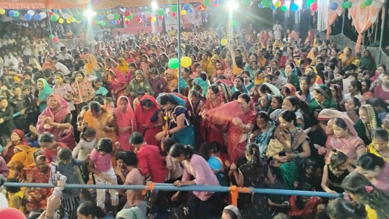 Sonbhadra News : श्रीराम कथा के चौथे दिन राम जन्म प्रसंग पर श्रोताओं में उमंग, भजन और बधाई गीतों से गूंजा पंडाल