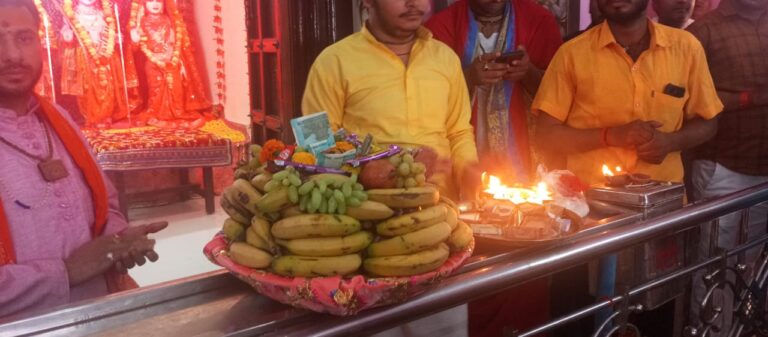 Sonbhadra News : बेंडिया हनुमान मंदिर में श्रीराम जन्मोत्सव पर भक्तों ने सोहर और मंगल गीतों पर झूमकर मनाया उत्सव