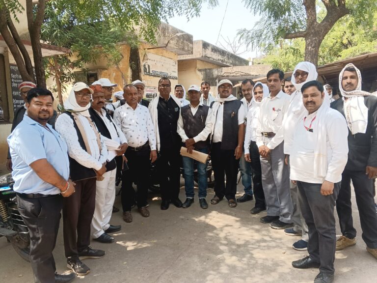 Sonbhadra News : दुद्धी में सिविल बार एसोसिएशन के अधिवक्ताओं ने पहलगाम आतंकी हमले में मृतको के लिए की शोक सभा ,