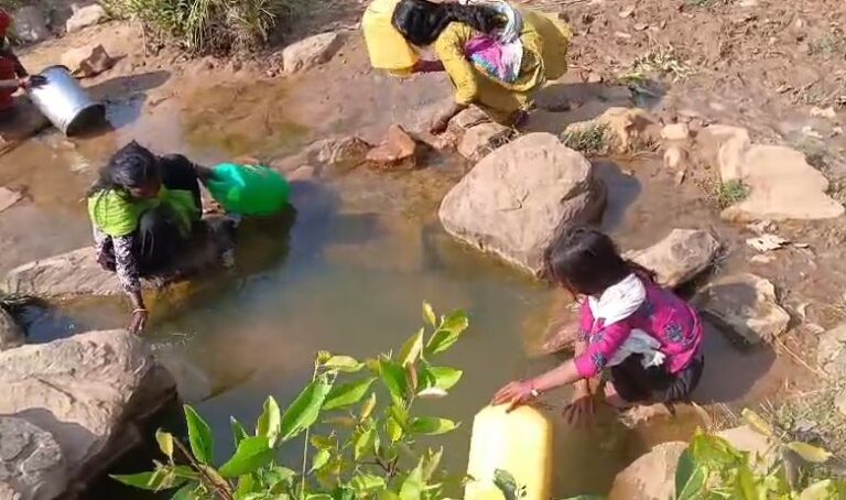 Sonbhadra News : नगवां एडीओ पंचायत के अजब-गजब कारनामे, शिकायत जिस पर जांच की जिम्मेदारी भी उसी को सौंप दी गई!