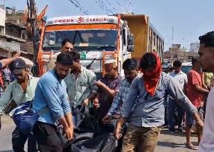 Sonbhadra News : ट्रक की चपेट में आने से व्यक्ति की दर्दनाक मौत, क्षेत्र में शोक का माहौल