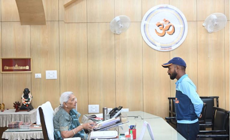 Sonbhadra News : राज्यपाल से मिले अंतर्राष्ट्रीय दिव्यांग क्रिकेटर लव वर्मा, रोजगार के लिए सौंपी गुहार