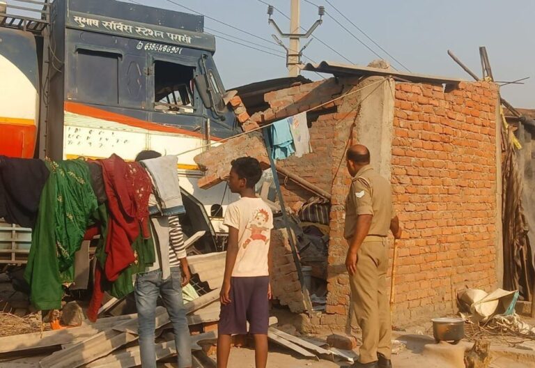 Sonbhadra News: डाला में बड़ा सड़क हादसा बेकाबू टैंकर घर में घुसा, चार लोग घायल