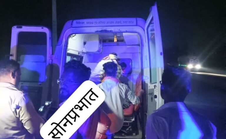 Sonbhadra News: कार अनियंत्रित होकर खाई में गिरी, पीछे से टेम्पो पलटी — दो महिलाएं घायल