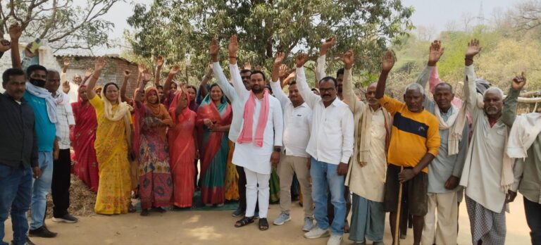 Sonbhadra News : डाला में आदिवासी किसानों का विरोध प्रदर्शन, बिजली टावर खेतों से न ले जाने की मांग