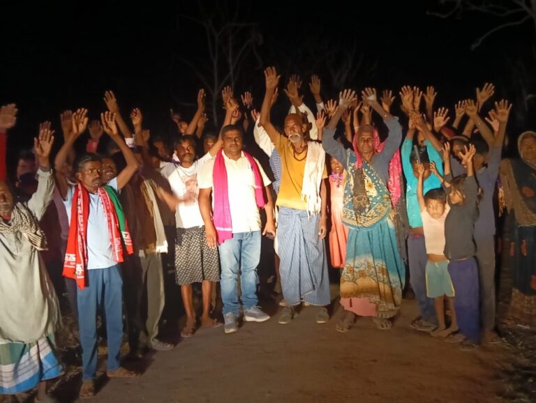 Sonbhadra News : जंगल विभाग बना आदिवासियों व दलितों की प्यास का दुश्मन, ग्रामीणों का फूटा आक्रोश