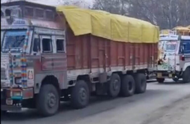 Sonbhadra News: रेणुकूट में राख से भरे ओवरलोड ट्रक के खराब होने से भीषण जाम, यात्रियों और मजदूरों को भारी परेशानी