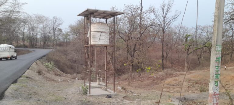 Sonbhadra News : धूल फांक रहा लाखों की लागत से लगा सोलर वाटर पंप, ग्रामीणों को झेलनी पड़ रही परेशानी