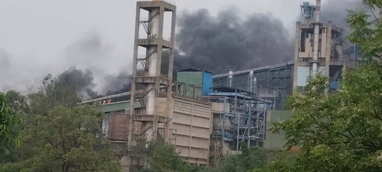 Sonbhadra News : अल्ट्राटेक सीमेंट फैक्ट्री डाला में अचानक लगी आग, कन्वेयर बेल्ट जलकर खाक, बड़ा हादसा टला