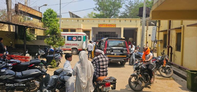 Sonbhadra News: अंत्येष्टि कार्यक्रम में सम्मिलित होने जा रहे स्कूटी सवार कों बाइक सवार ने मारी टक्कर तीन रेफर