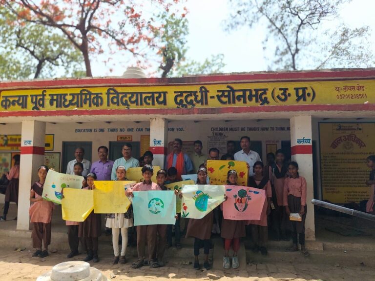 “विश्व पृथ्वी दिवस ” पर नगर पंचायत दुद्धी द्वारा स्वच्छ सारथी क्लब पेंटिग प्रतियोगिता का आयोजन