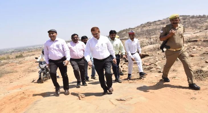 Sonbhadra News : आजादी के 78 साल बाद भी गड़ौरा गांव बुनियादी सुविधाओं से वंचित, पहली बार पहुंचे डीएम ने समस्याओं के समाधान का दिया भरोसा