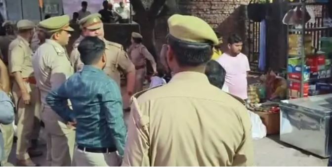 Sonbhadra News : चोपन में पारिवारिक संपत्ति विवाद पर एसडीएम कोर्ट की कार्रवाई, नायब तहसीलदार की अगुवाई में हुई कुर्की