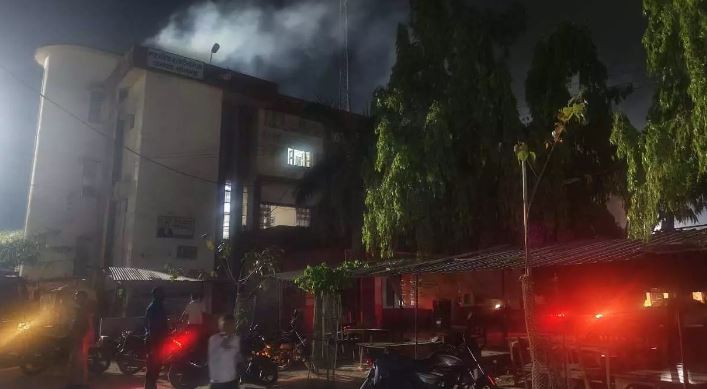 Sonbhadra News : सदर तहसील भवन में देर रात आग से मचा हड़कंप, छत से भागते देखे गए दो संदिग्ध व्यक्ति