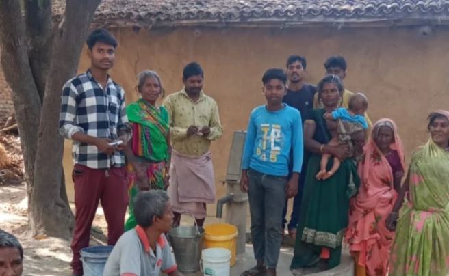 Sonbhadra News : ग्राम भूसौलिया की मुसहर और धोबी बस्ती में पीने के पानी का संकट, होली से खराब पड़ा हैंडपंप अब तक नहीं सुधरा