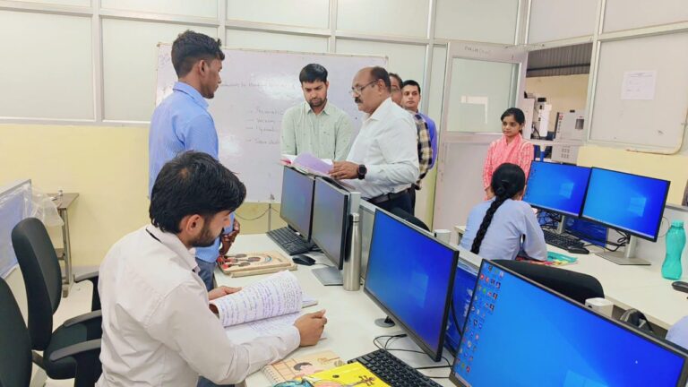 राजकीय औद्योगिक प्रशिक्षण संस्थान दुद्धी का अपर निदेशक ने किया निरीक्षण।