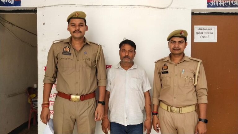 पुलिस को मिली बड़ी सफलता चोरी के मामले में वांछित अभियुक्त गिरफ्तार, 8800 रुपये नगद बरामद।