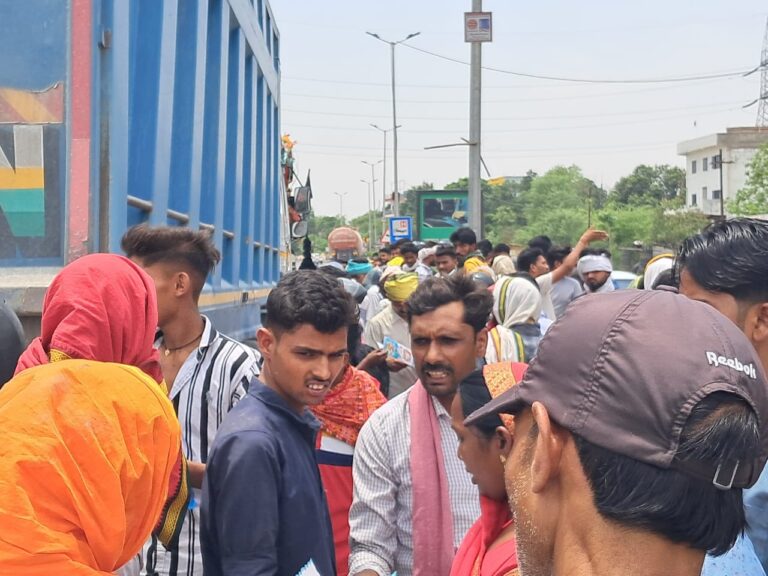 सड़क हादसे में दंपति की दर्दनाक मौत, ट्रक ने बाइक को रौंदा।