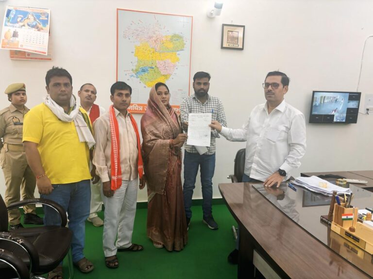 नगर पंचायत ने दुर्गंध के खिलाफ खोला मोर्चा, जिलाधिकारी से की त्वरित कार्रवाई की मांग।