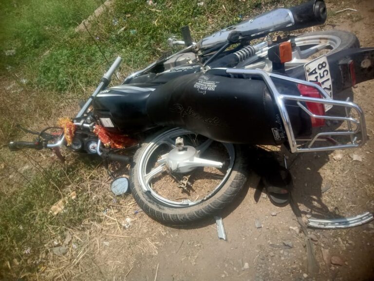 हाइवा ट्रक ने बाइक में मारी टक्कर: 3 घायल जिला अस्पताल रेफर।