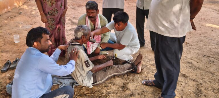 मानवता – मरणासन्न अचेत वृद्ध कों मीडिया प्रबुद्धजनों के तत्परता से एंबुलेंस द्वारा अस्पताल पहुंचाया।