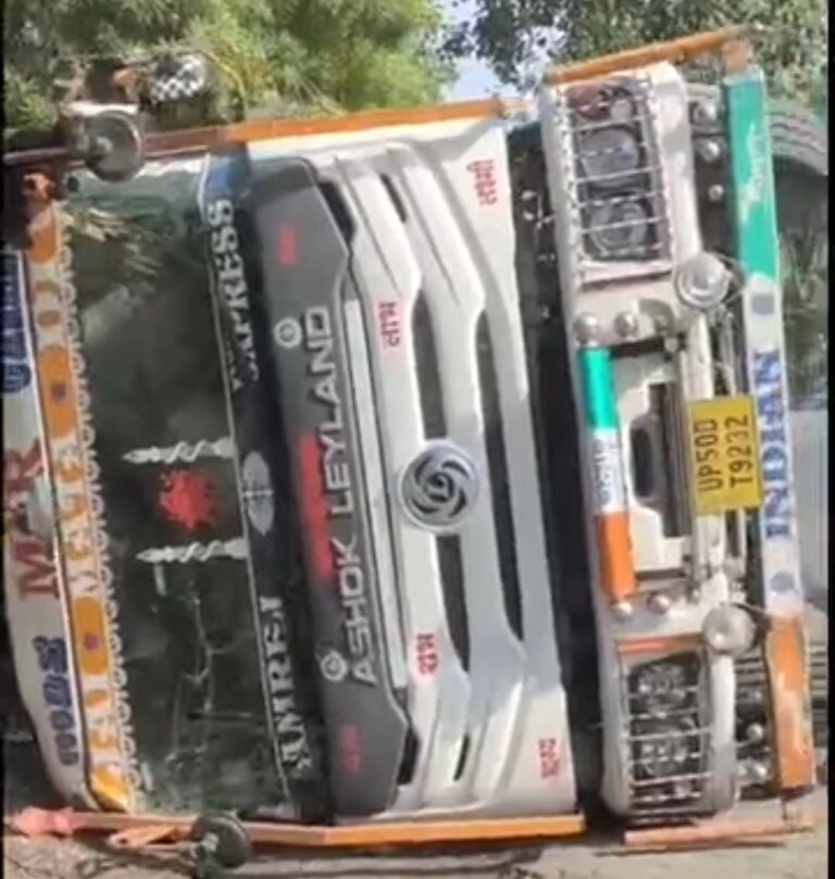 रेणुकूट के पिपरी शक्तिनगर मार्ग पर ओवरलोड ट्रक पलटी, हनुमान मंदिर की दीवार हुई क्षतिग्रस्त।