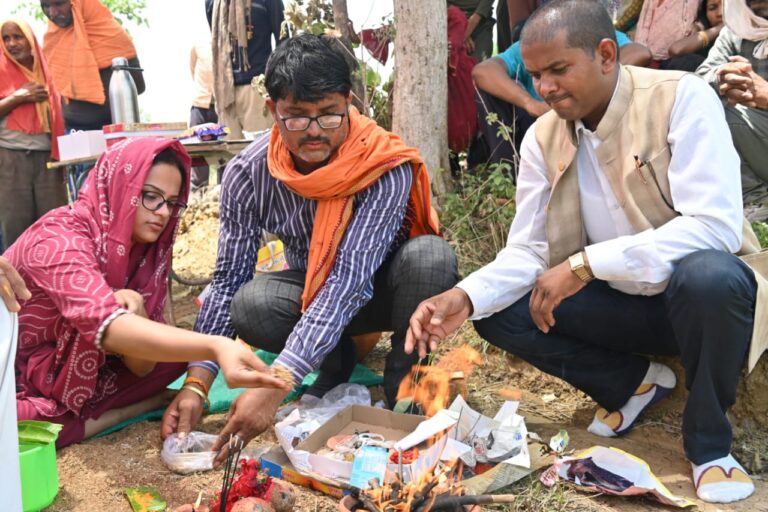 गुलालझरिया में सीडीओ जागृति अवस्थी ने किया चेक डैम का शिलान्यास पूजन। 