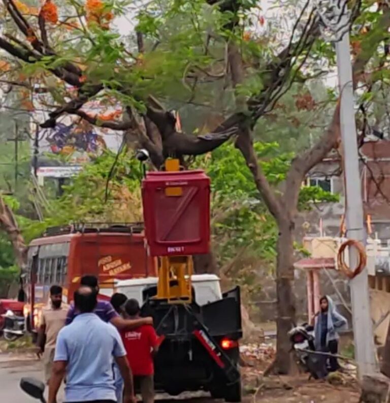 रेणुकूट में आंधी तूफान और बारिश के कारण बिजली हुई गुल, उमस से लोग हुए बेहाल।