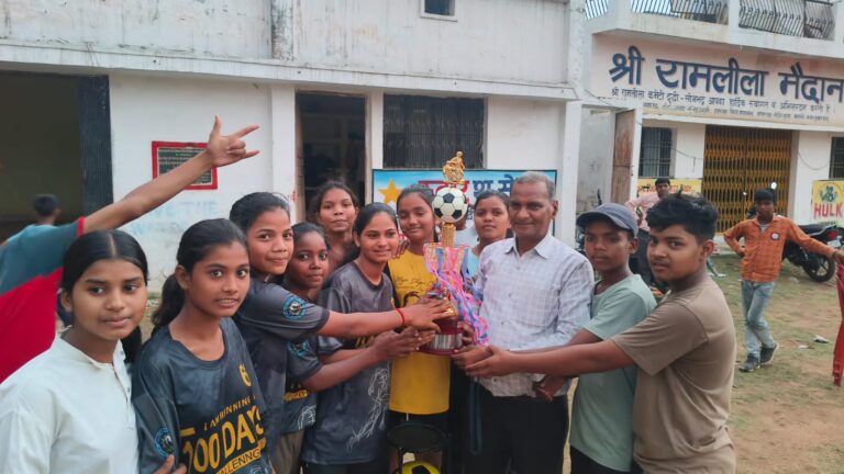 रामलीला खेल मैदान पर मैत्रीपूर्ण फुटबॉल मैच का हुआ आयोजन।