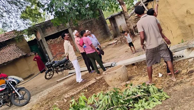 Sonbhadra News: तेज आंधी और बारिश से भारी नुकसान, कई क्षेत्रों में बिजली आपूर्ति ठप