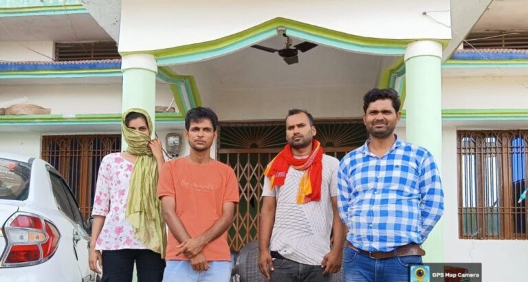 Sonbhadra News: रेलवे में नौकरी दिलाने के नाम पर 50 लाख की ठगी, आरोपी फरार, पीड़ित आरोपी के घर पर धरने पर बैठे