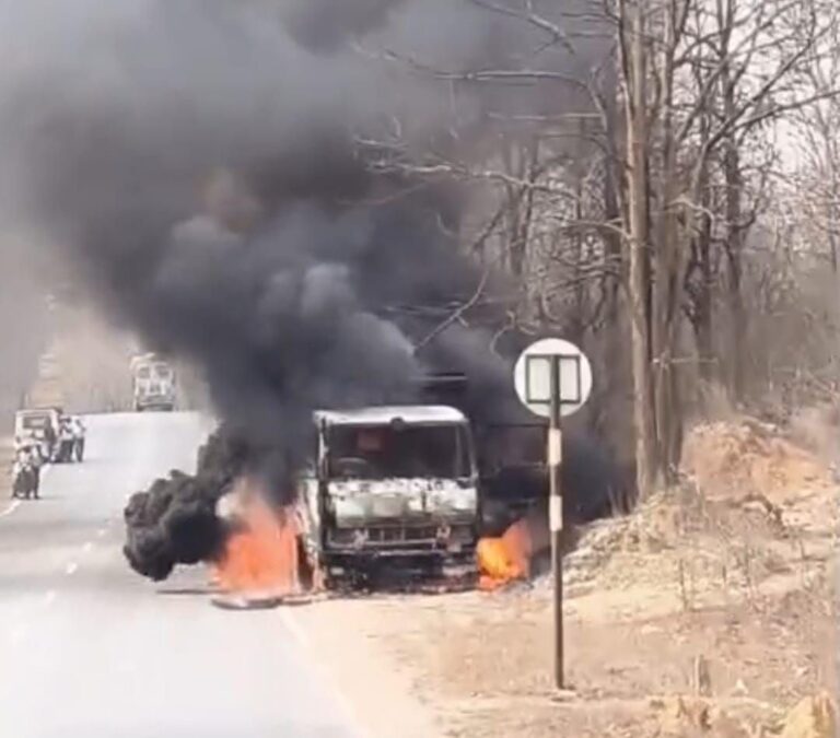 Sonbhadra News: हथवानी तिराहे के पास चलती टीपर में लगी आग, धू-धू कर जलकर हुई राख