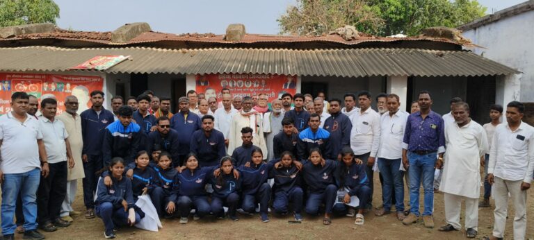 Sonbhadra News: सराहनी पहल – मेजर ध्यानचंद स्पोर्ट्स अकैडमी के 24 फुटबाल खिलाड़ियों को दुद्धी विधायक विजय सिंह गौंड ने ट्रेक सूट देकर प्रोत्साहित किया