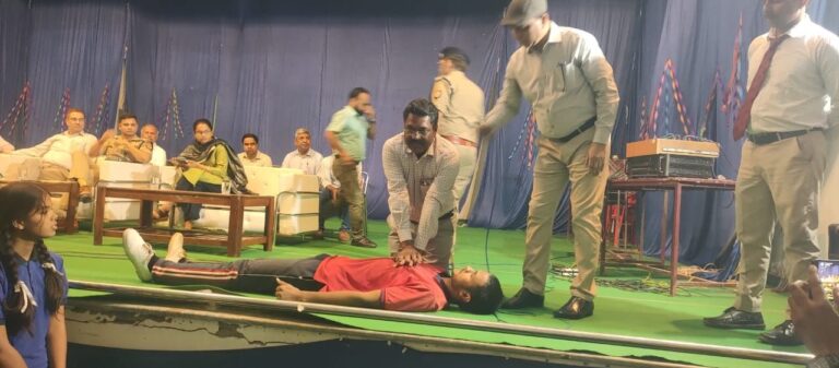 Sonbhadra News: हरसेवानंद महाविद्यालय में मॉक ड्रिल का आयोजन, आपदा से निपटने का दिया गया प्रशिक्षण