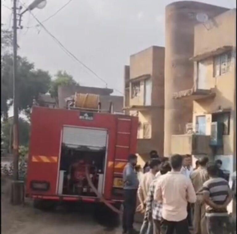 Sonbhadra News: कर्मचारी राज्य बीमा चिकित्सालय परिसर के जंगल में लगी आग, रिहायशी इलाका भी चपेट में आया