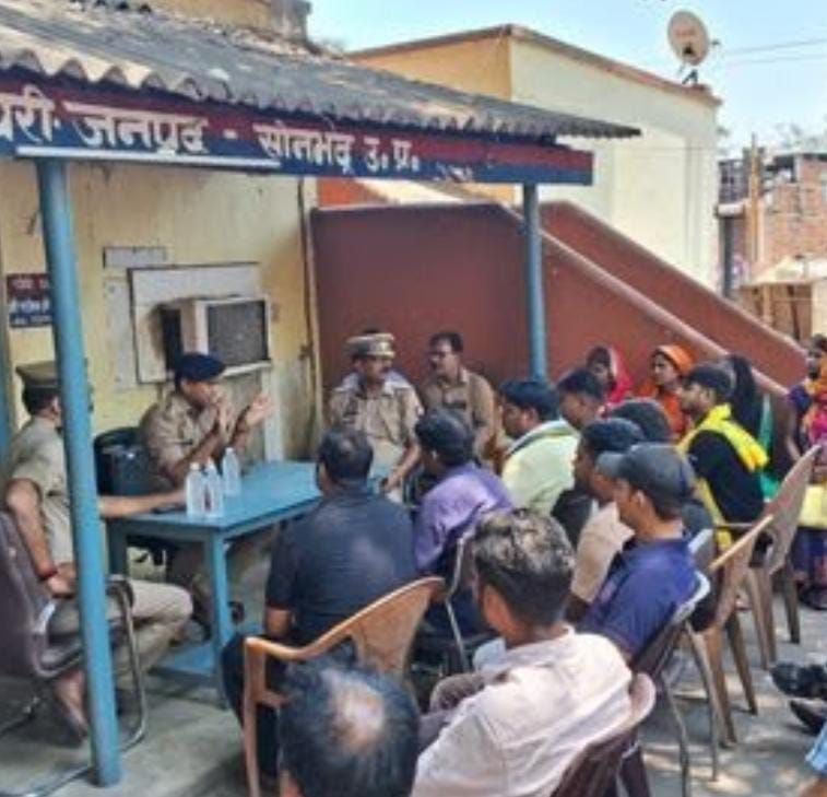 Sonbhadra News: रेनुकूट में मोबाइल दुकानदारों को पुलिस की सलाह बिना के.वाई.सी.के सिम बेचने पर होगी कार्रवाई, चोरी के मोबाइल न खरीदें।