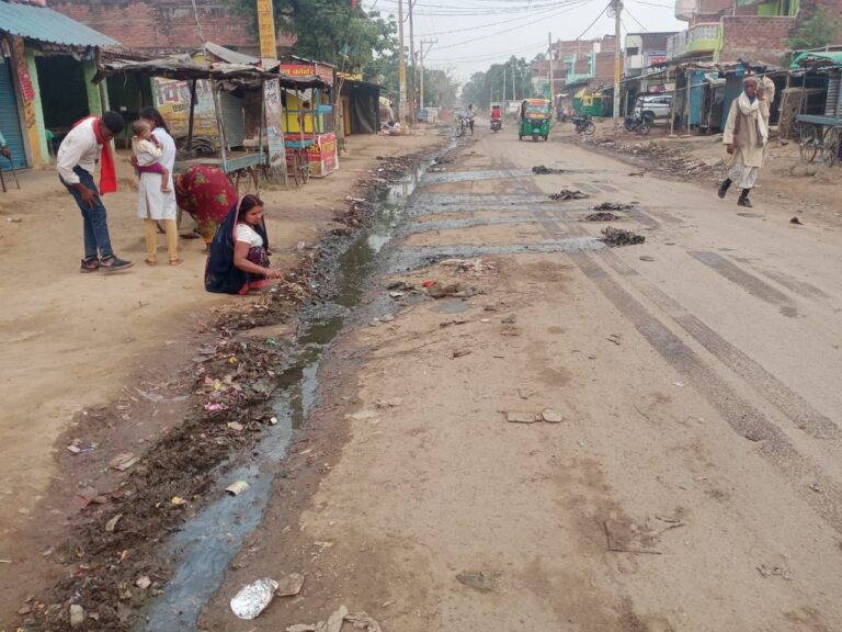 Sonbhadra News: खलियारी बाजार में प्लास्टिक और गंदगी का अंबार, चलना हुआ मुश्किल