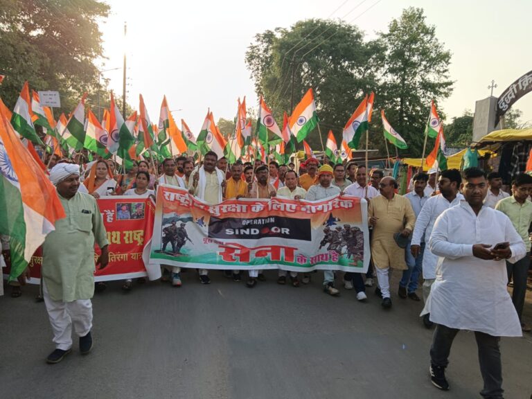 Sonbhadra News : पाकिस्तान पर करारा ऑपरेशन सिंदूर द्वारा सेना के शौर्य का गुणगान भव्य तिरंगा यात्रा दुद्धी में देश प्रेमियों ने किया पैदल मार्च