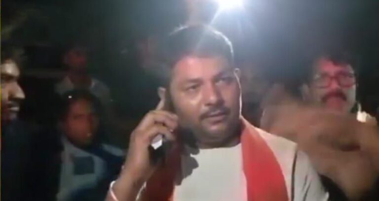 Sonbhadra News: रेणुकूट में बिजली कटौती से उबाल, लोगों ने किया सड़क जाम