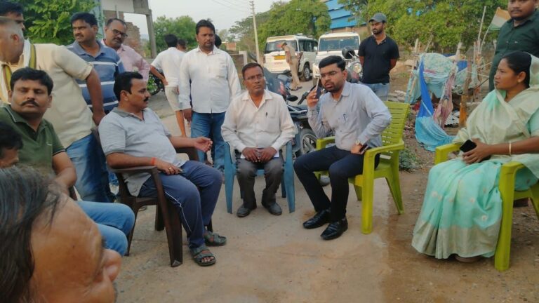 Sonbhadra News: सीमेंट फैक्ट्री से फैली दुर्गंध पर भड़के लोग, एसडीएम ने किया स्थलीय निरीक्षण