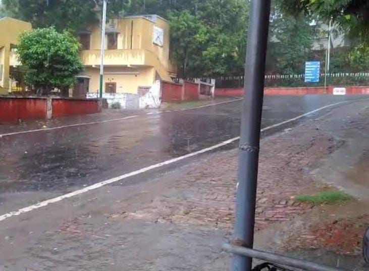 Sonbhadra News: रेणुकूट में बारिश से बिजली संकट गहराया, ओलावृष्टि से जनजीवन प्रभावित