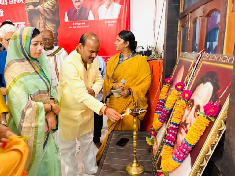 Singrauli News: देवी अहिल्या बाई होल्कर की 300वीं जयंती पर बैढ़न में भव्य कवि सम्मेलन सम्पन्न