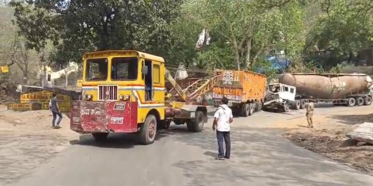 Sonbhadra News: वनदेवी मंदिर मोड़ पर बल्कर और ट्रक की आमने-सामने भिड़ंत, ट्रक चालक घायल